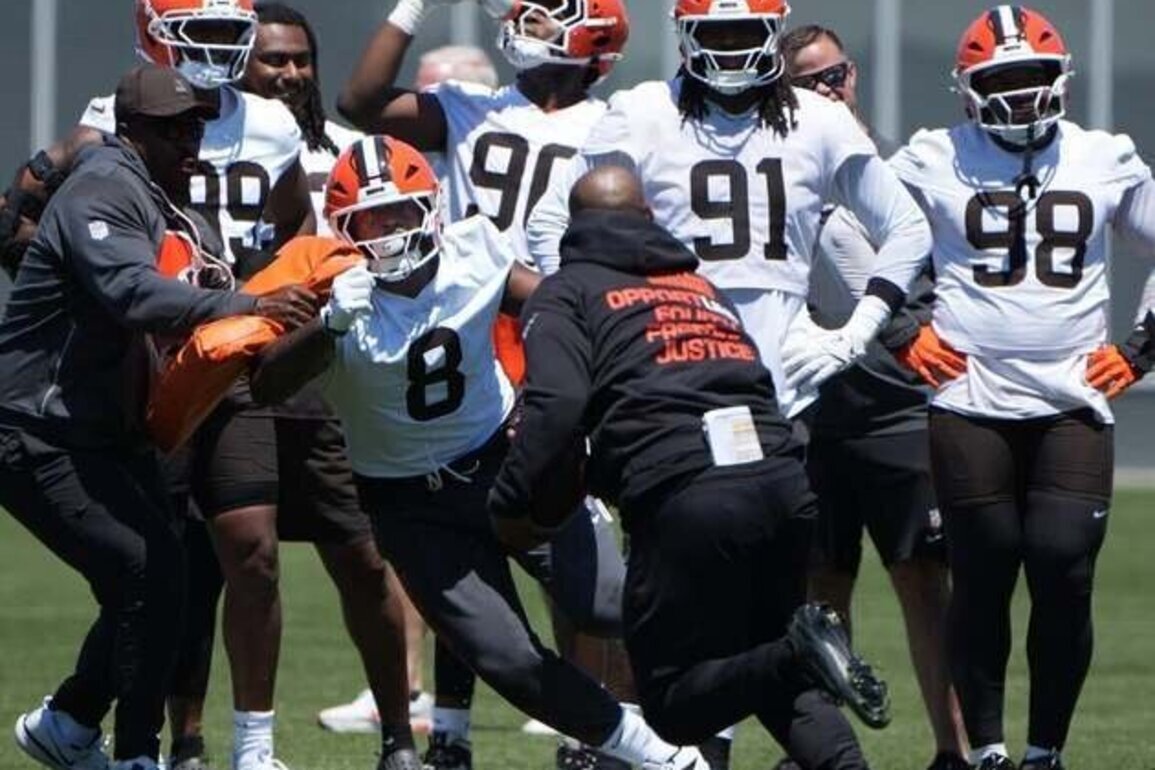 Browns' Jared Verse focused on 'best version of me,' not replacing Myles Garrett
