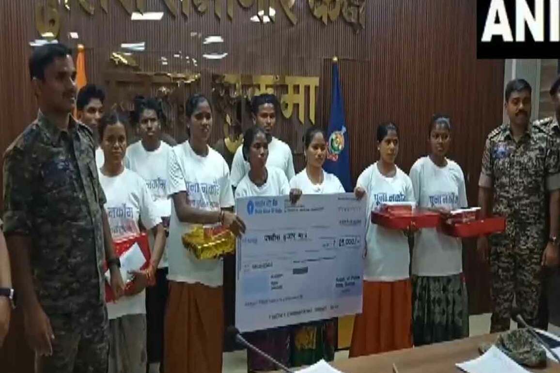 Chhattisgarh: 9 Naxals surrender in Sukma