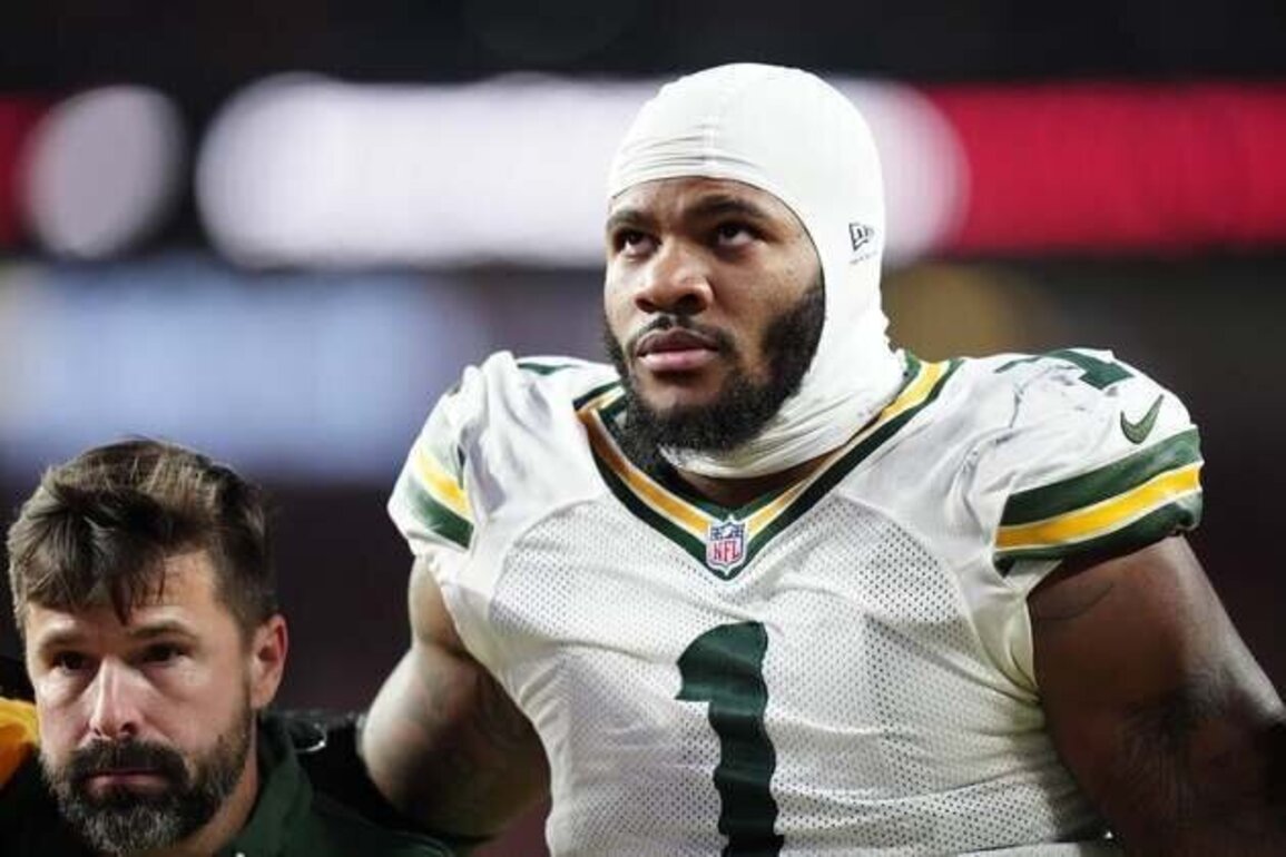 Packers' Micah Parsons suffers non-contact knee injury vs. Broncos