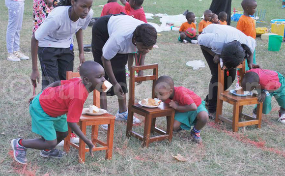 Abayizi nga basindana mu mpaka z'okukwasa mumwa emmere. EBIF: SAMSON SEMAKADDE Abayizi nga basindana mu mpaka z'okukwasa mumwa emmere. EBIF: SAMSON SEMAKADDE