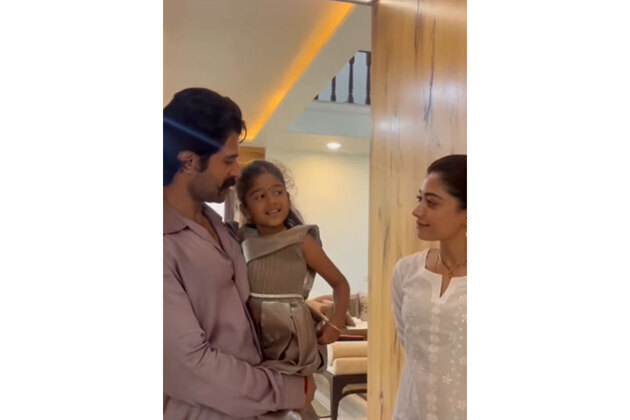 Vijay Deverakonda, Rashmika Mandanna host little fan at home