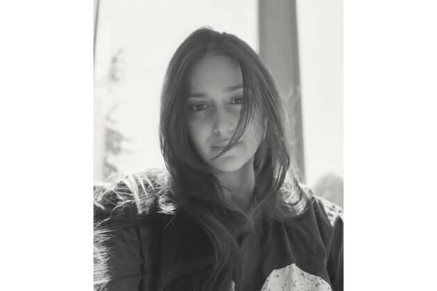 "Light was gorgeous...": Ileana D'Cruz posts adorable selfie while taking short break from feeding baby