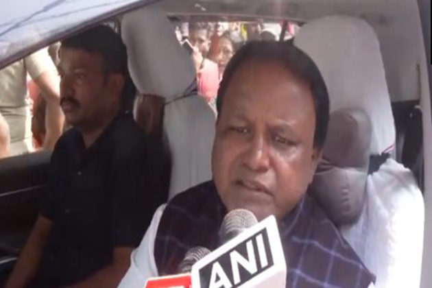 Odisha CM Mohan Charan Majhi pays last respects to veteran actor Uttam Mohanty