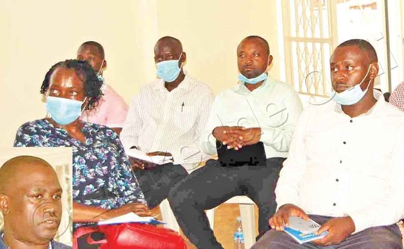 RDC Kawonawo (mu katono) ng’ayogera eri bassentebe b’ebyalo omuyita oluguudo lw’eggaali, wamu n’abaakakiiko akalondoola ettaka ly’eggaali y’omukka. RDC Kawonawo (mu katono) ng’ayogera eri bassentebe b’ebyalo omuyita oluguudo lw’eggaali, wamu n’abaakakiiko akalondoola ettaka ly’eggaali y’omukka.