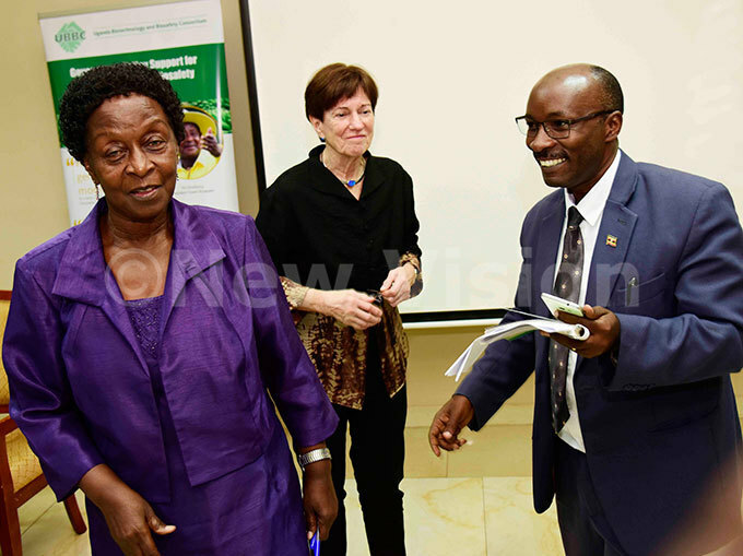  akerere niversity  official ereza engoba left talks  to rthur ugume while ennsyvania tate niversitys centre  ina edoroff looks on during ublic ecture on harnessing modern biosciences for improved healthcare food security and economic transformation at otel fricana in ampala