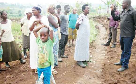Kansala Kivumbi (ku ddyo) ng'annyonnyola abatuuze. Kansala Kivumbi (ku ddyo) ng'annyonnyola abatuuze.