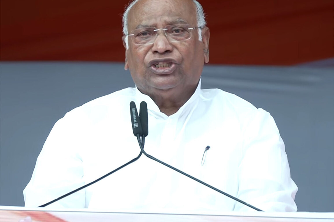 "You mortgaged India's self-respect to Trump" : Mallikarjun Kharge hits out at PM Modi during 'Kisan Maha Chaupal' rally in Bhopal
