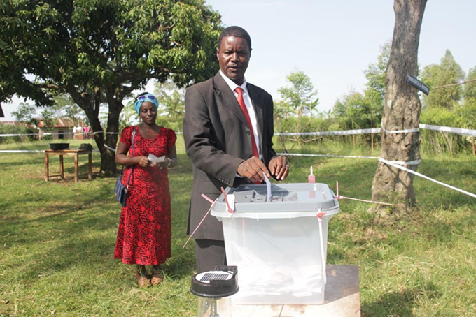 s uma uwagaba cast his ballot at uringo polling station hoto by li asswa