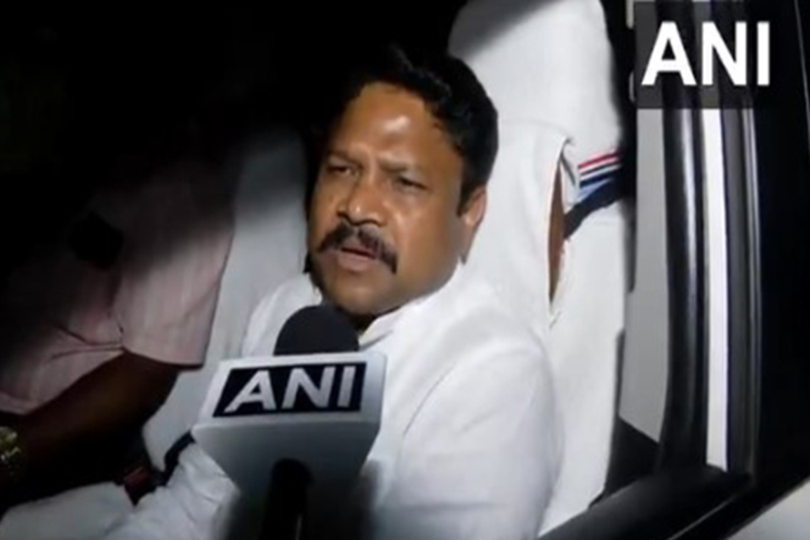 Congress, BJP leaders meet Naveen Patnaik in Bhubaneswar after hospitalisation