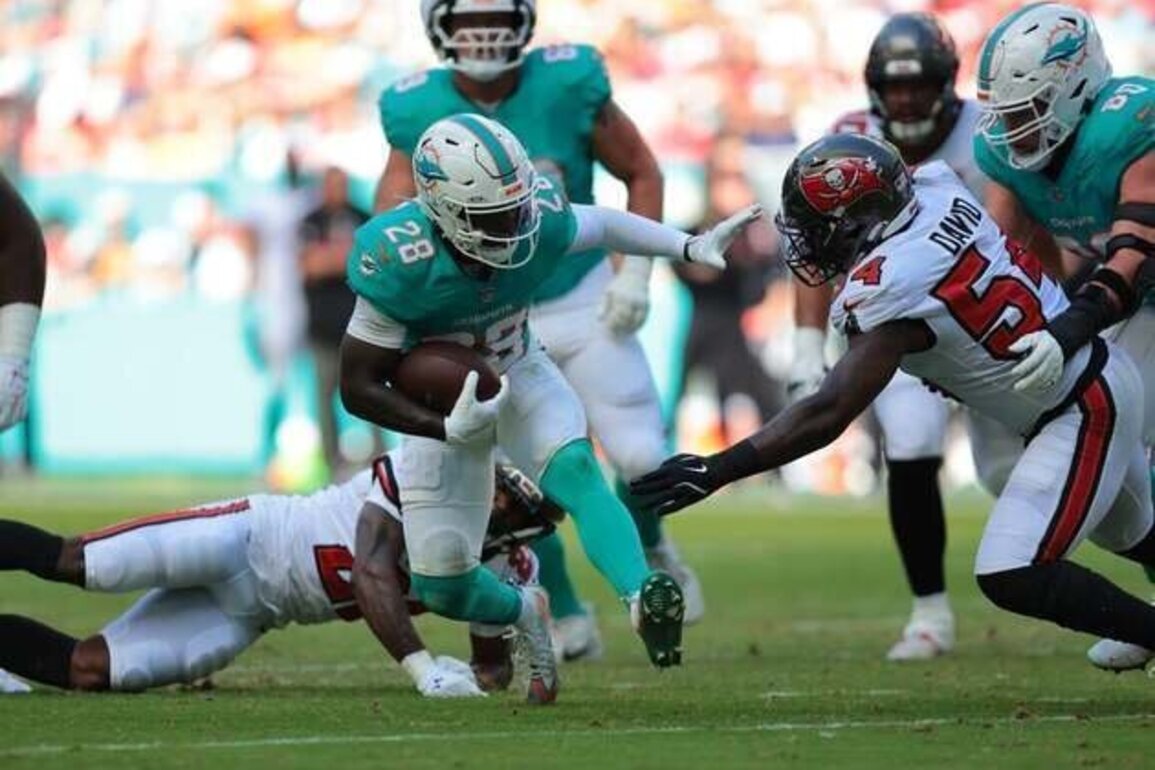 Dolphins down Bucs, but Tampa playoff hopes remain alive