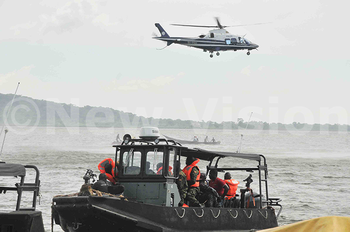 olice marines trying to retrieve the boat wreackage 