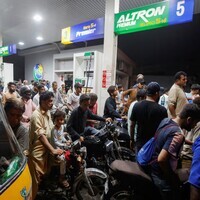 Markets, Malls to shut by 8 pm in Pakistan as fuel crisis deepens