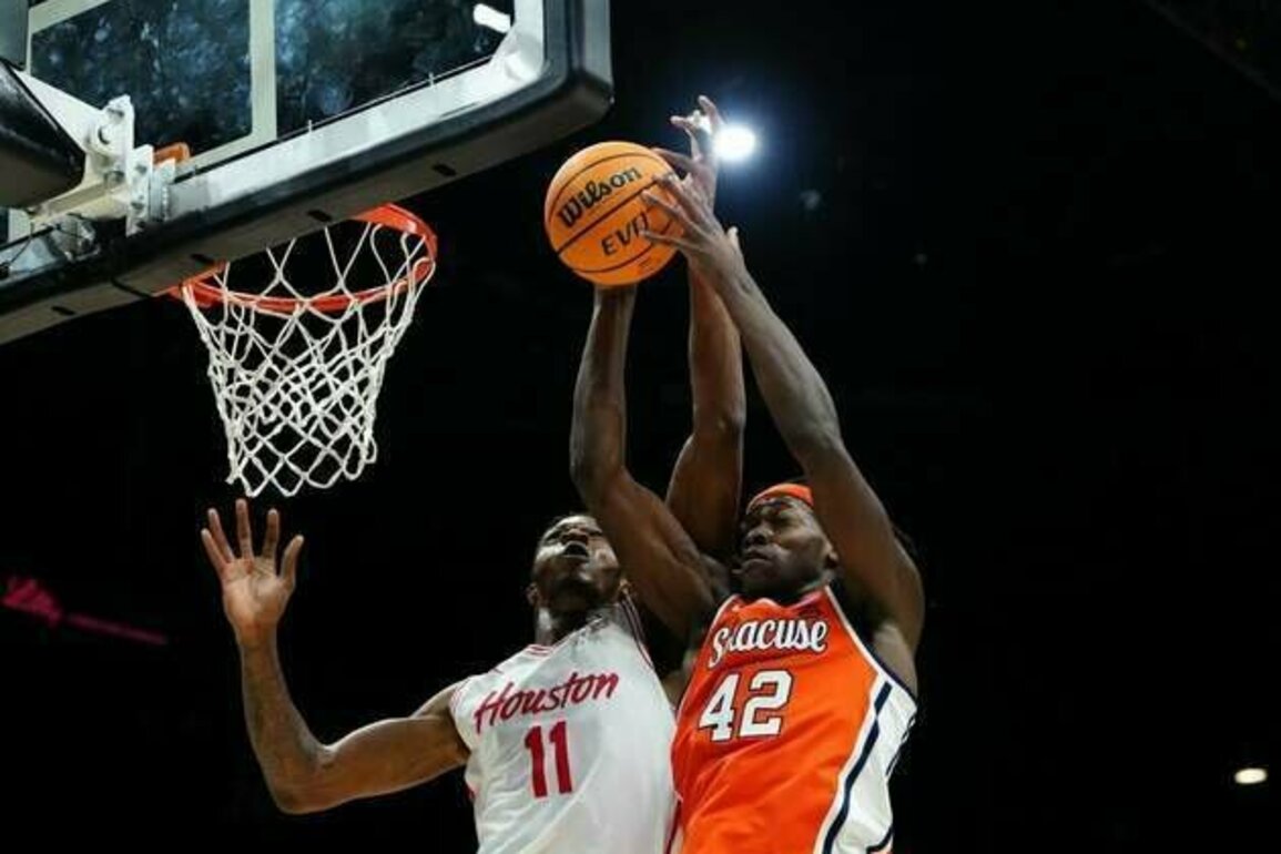 No. 3 Houston outlasts Syracuse's upset bid in OT at Players Era