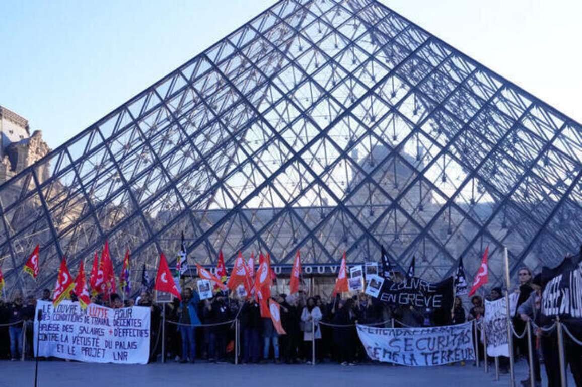 Pariss Louvre Museum to close for the day due to strike action