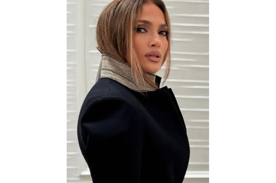 Jennifer Lopez flings insect that crawled up her neck during Kazakhstan concert