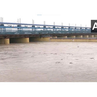 Delhi continues to experience rain, Monastery market shopkeepers remove goods due to rising level of Yamuna