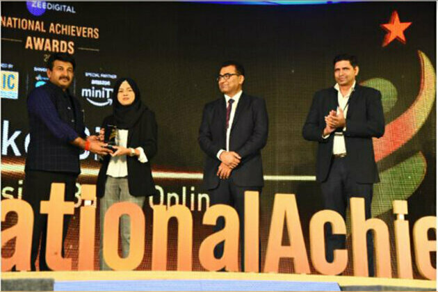 Manoj Tiwari felicitated Cakeobite founder Safiha Alam with the best promising baker of 2022 at Zee Digital National Achievers Awards!