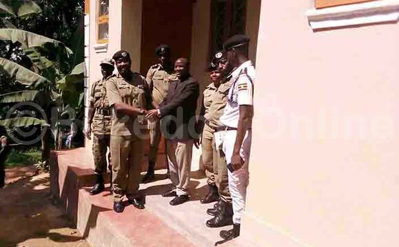Aba Poliisi nga balagibwa ennyumba ebaweereddwa Aba Poliisi nga balagibwa ennyumba ebaweereddwa