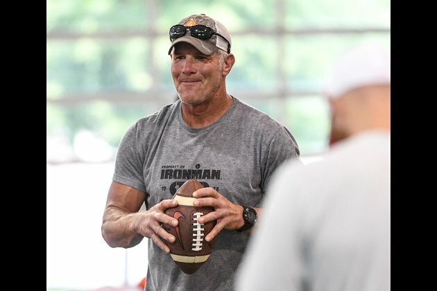 Brett Favre doesn't expect Aaron Rodgers to play for Packers again