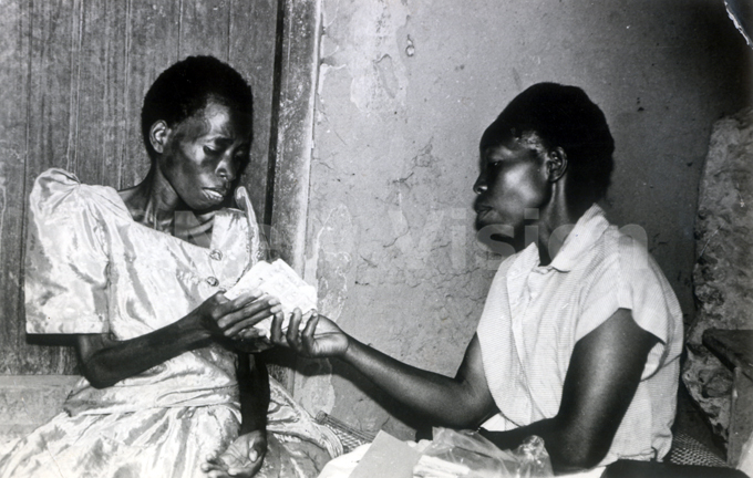 orldision arish ounsellor osephine ziwa  giving an  patient erinah akiwala ral ehydration alts at jala arish akai district on ovember 1992
