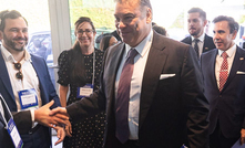 Representante dos EUA no Brasil,  Gabriel Escobar (C), em encontro com mineradoras em SP