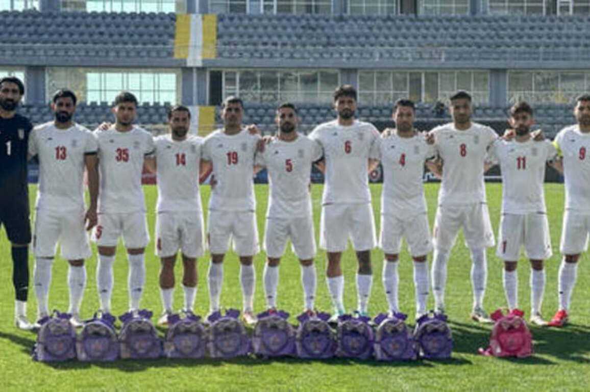 Iranian footballers honor schoolchildren killed in suspected US strike (VIDEO)