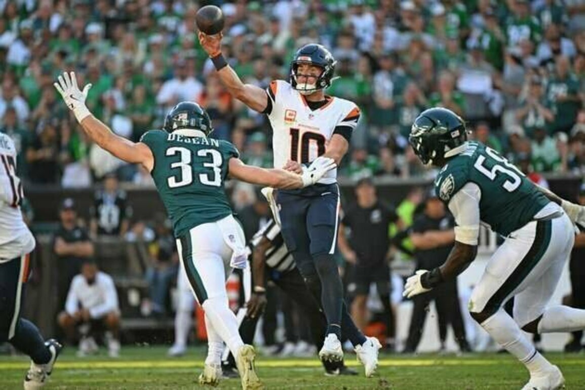 NFL roundup: Broncos knock Eagles from unbeatens with furious comeback