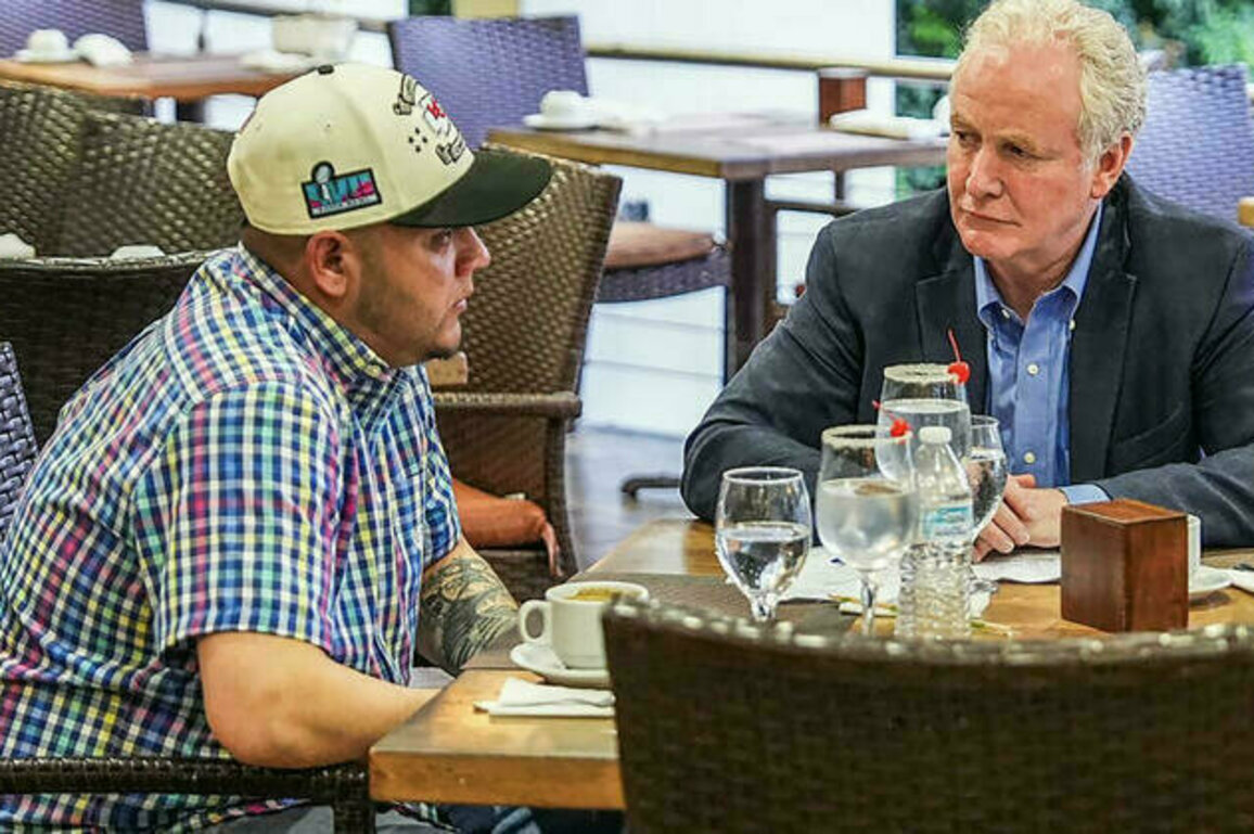 US senator meets wrongfully deported Salvadoran migrant