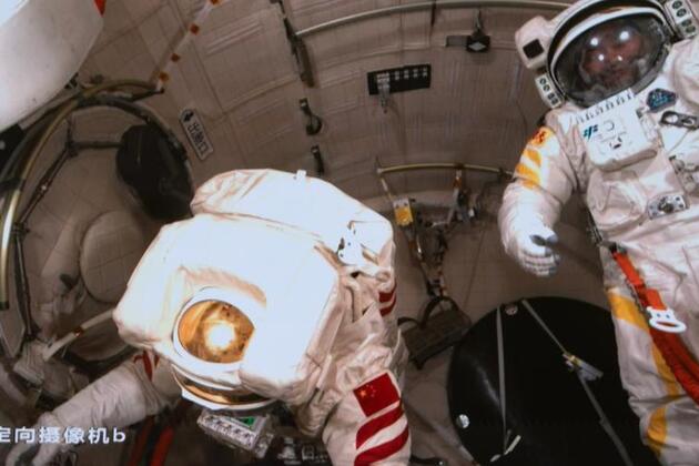 Taikonauts send heartfelt greetings on China's National Day from space