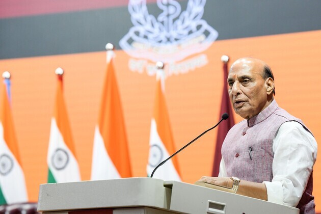 If Pakistan tries to cast eye on Bengal, God knows how many parts it will be divided into: Rajnath Singh hits back at Khawaja Asif