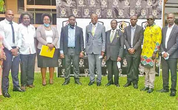 Minisita Kamuntu (wakati) n'abamu ku bammemba ba UPRS. Minisita Kamuntu (wakati) n'abamu ku bammemba ba UPRS.
