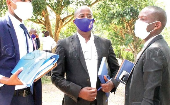 William Ndooli Museveni ( wakati) ng’ali ne balooya be Nsamba (ku ddyo) ne Kamusiime. William Ndooli Museveni ( wakati) ng’ali ne balooya be Nsamba (ku ddyo) ne Kamusiime.