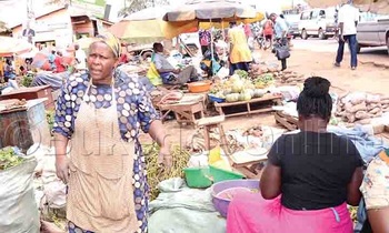 Abamu ku basuubuzi abawakanya eky’okubatwala mu katale akapya ke bagamba nti kafunda. Abamu ku basuubuzi abawakanya eky’okubatwala mu katale akapya ke bagamba nti kafunda.
