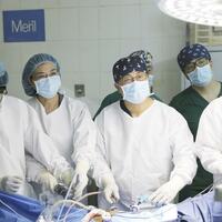 (Hello Africa) Three generations of Chinese and Gambian doctors perform surgery together