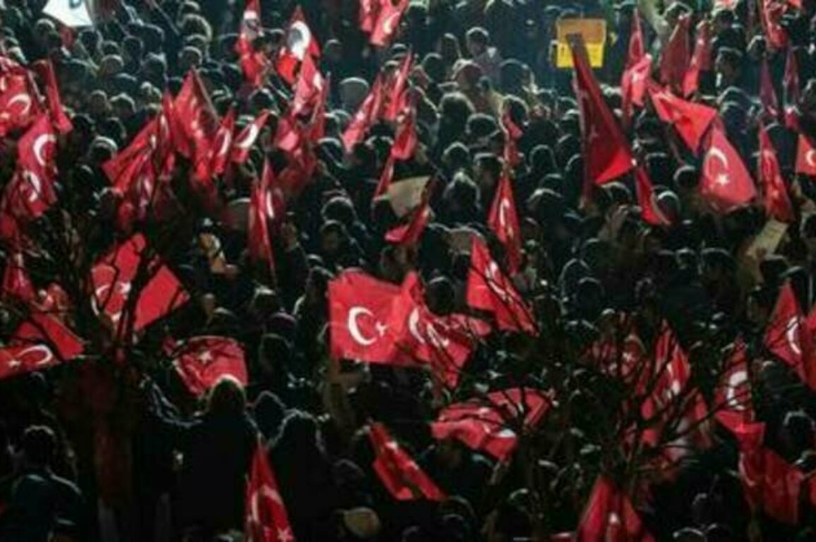 Thousands protest Istanbul mayor's arrest (VIDEOS)