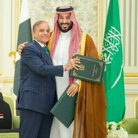 Saudi Arabia and Pakistan sign mutual defense pact