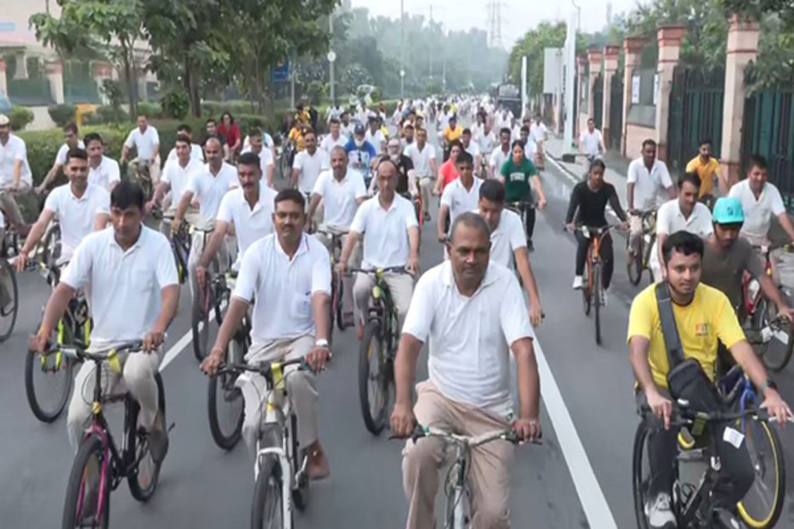 Police personnel join 'Fit India Sundays on Cycle' drive in Delhi, Ahmedabad