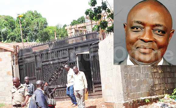 Abaserikale nga bafuluma ekikomera omuli ettaka erikaayanirwa minisita Ssempijja (mu katono) ne Ssajjabi. Abaserikale nga bafuluma ekikomera omuli ettaka erikaayanirwa minisita Ssempijja (mu katono) ne Ssajjabi.