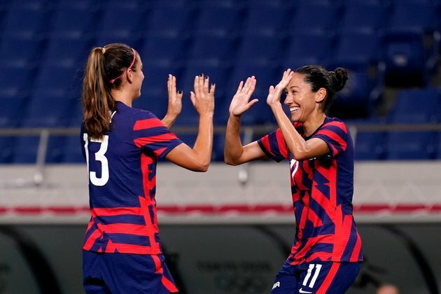 U.S. women reach knockout stage with Australia draw