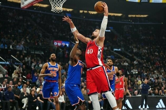 Clippers pull away late, hand Knicks third straight loss
