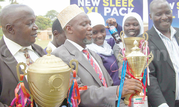 Ali Mugaga Kasule, hedimansita wa Kibuli SS (ku kkono), Abdallah Ntege omuwandiisi wa UMEA, Kiteezaala ssentebe w'empaka, bwe baabadde mu kutongoza empaka z'omwaka guno ku ssomero e Kibuli. SS. Ali Mugaga Kasule, hedimansita wa Kibuli SS (ku kkono), Abdallah Ntege omuwandiisi wa UMEA, Kiteezaala ssentebe w'empaka, bwe baabadde mu kutongoza empaka z'omwaka guno ku ssomero e Kibuli. SS.