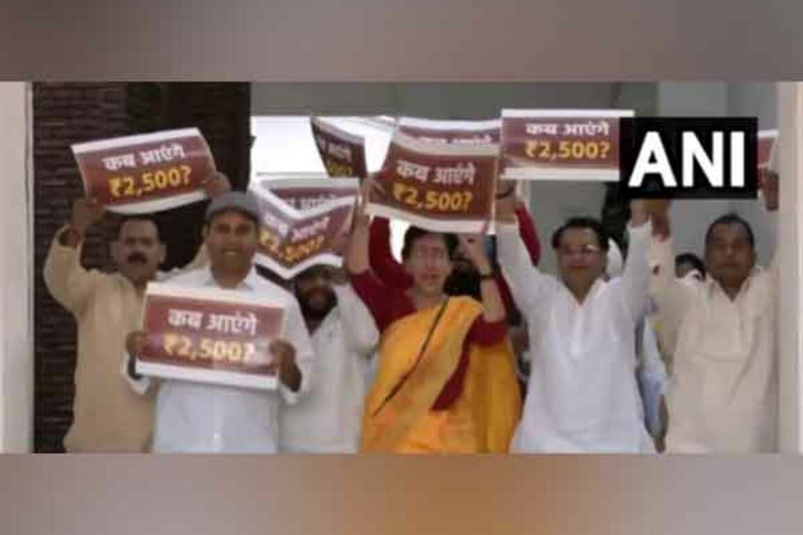 Delhi: LoP Atishi, other AAP MLAs stage protest against BJP govt over Mahila Samridhi Yojana