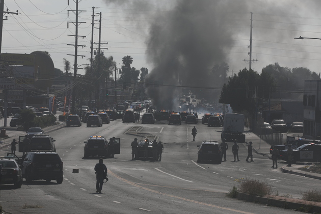 (SpotNews)U.S.-CALIFORNIA-LOS ANGELES-IMMIGRATION AGENTS-PROTESTORS-CLASH