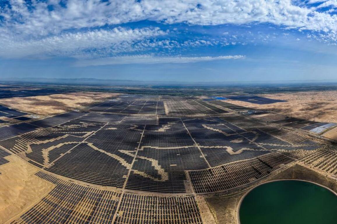 EcoChina|Photovoltaic projects transform sandy terrain into "blue seas" in north China's deserts