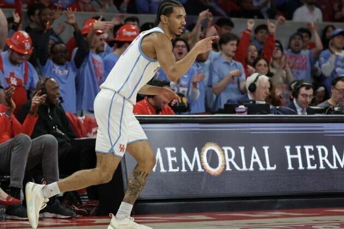 Milos Uzan leads No. 7 Houston to easy victory over West Virginia