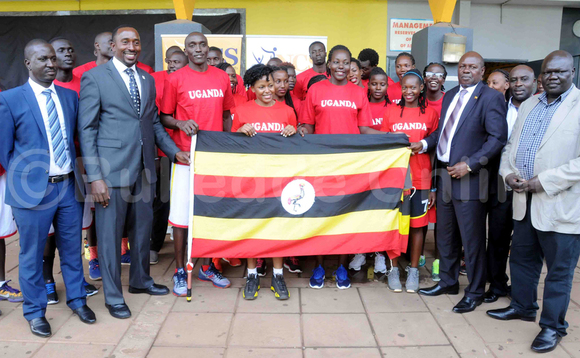 Minisita w'emizannyo Charles Bakkabulindi ng'akwasa bakapiteeni ba ttiimu z'eggwanga eza Basketball, Stephen Omony ne Flavia Okecho bbendera y'eggwanga nga bagenda mu mpaka za Africa Zone 5 eziri e Misiri. Baabadde Lugogo ku kitebe kya NCS Mar 9 2017. Ku ddyo be bakungu na NCS Bosco Onyik ne Nicholas Muramagi. (Ekif:Silvano Kibuuka) Minisita w'emizannyo Charles Bakkabulindi ng'akwasa bakapiteeni ba ttiimu z'eggwanga eza Basketball, Stephen Omony ne Flavia Okecho bbendera y'eggwanga nga bagenda mu mpaka za Africa Zone 5 eziri e Misiri. Baabadde Lugogo ku kitebe kya NCS Mar 9 2017. Ku ddyo be bakungu na NCS Bosco Onyik ne Nicholas Muramagi. (Ekif:Silvano Kibuuka)