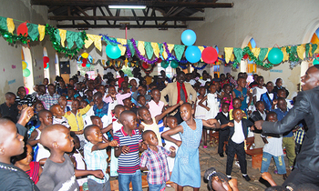 Abaana nga bazinira Yesu gwe baagala okufaanana Abaana nga bazinira Yesu gwe baagala okufaanana