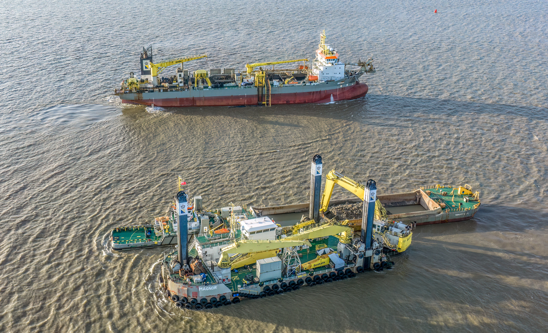 Boskalis TSHD Gateway and Backhoe dredger Magnor