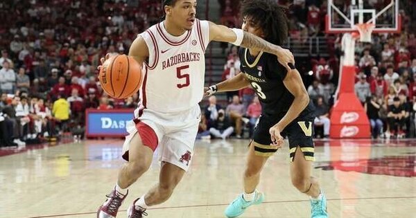 No . 15 Arkansas out to halt road woes vs . reeling Oklahoma