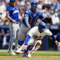 Royals score five in 10th to topple Blue Jays